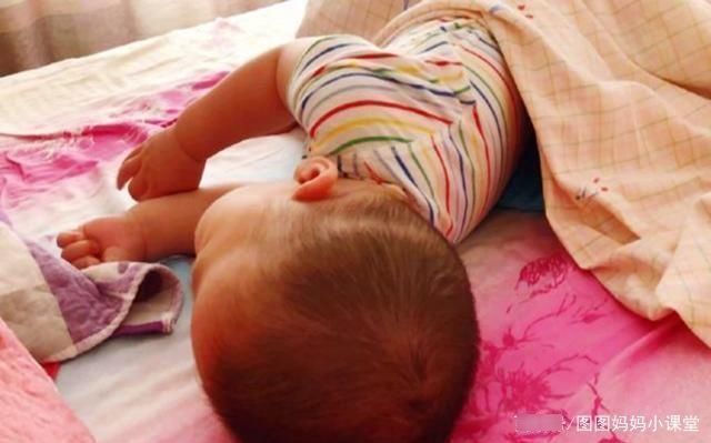 枕头|从不睡枕头的孩子和从小睡枕头的孩子,长大后的差异,父母来看看