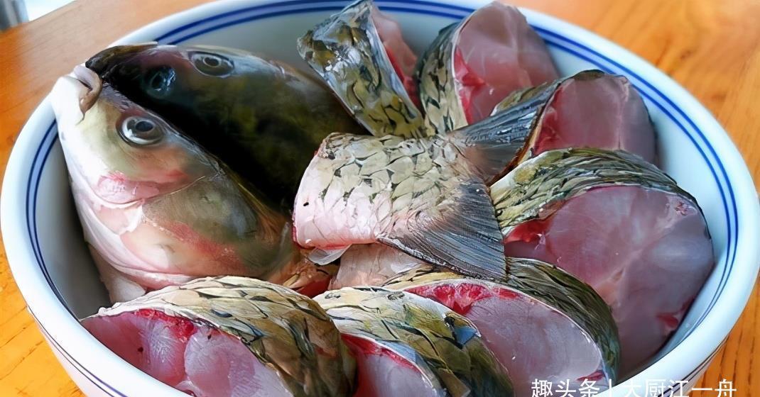 草鱼|草鱼怎么做才好吃？这样一次炖一锅不嫌多，出锅后连汤汁都不剩