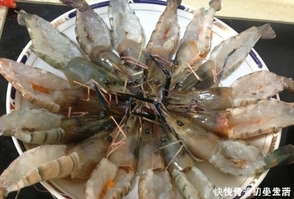 清蒸罗氏虾|清蒸“罗氏虾”,很多人用错了“水”难怪腥味重,肉质柴