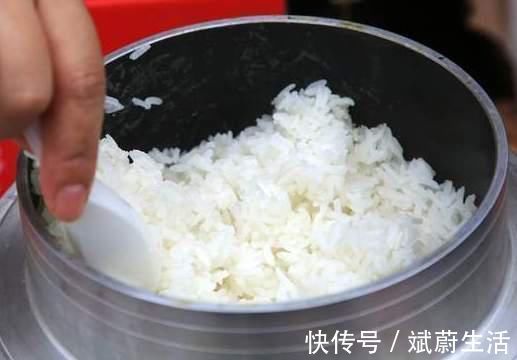 大米|蒸米饭只会加水?难怪不好吃,分享3个技巧,粒粒分明香喷喷的