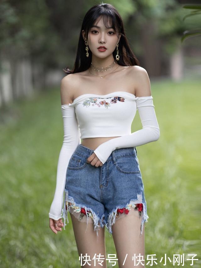 美女甜美造型,穿抹胸长袖秀身材,却被“脖圈”抢镜