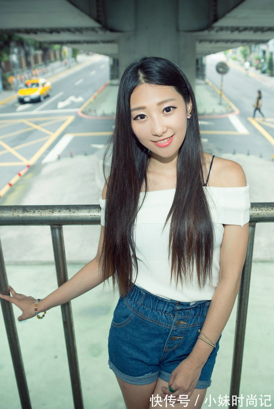 小衫|白色的一字肩小衫, 搭配牛仔短裤, 举手投足间都能展现出你的清新