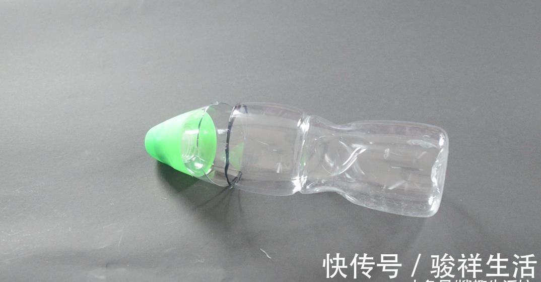 家家户户|塑料瓶别再丢了, 剪几刀, 放在厨房有大用处, 家家户户都用得到