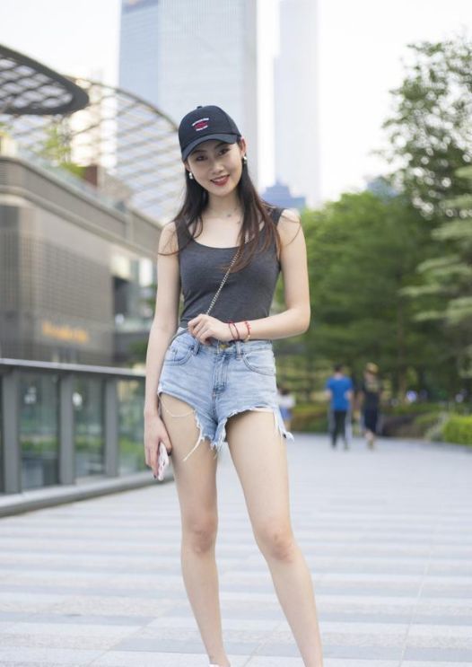 街拍：美女穿吊带紧身裙，墨镜遮面气场强大，浑身散发丰腴之美