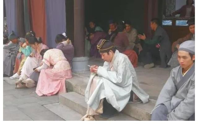 橫店群演現(xiàn)狀：懶漢天堂、瘋子樂園、光棍成群，成名機會趨近于零