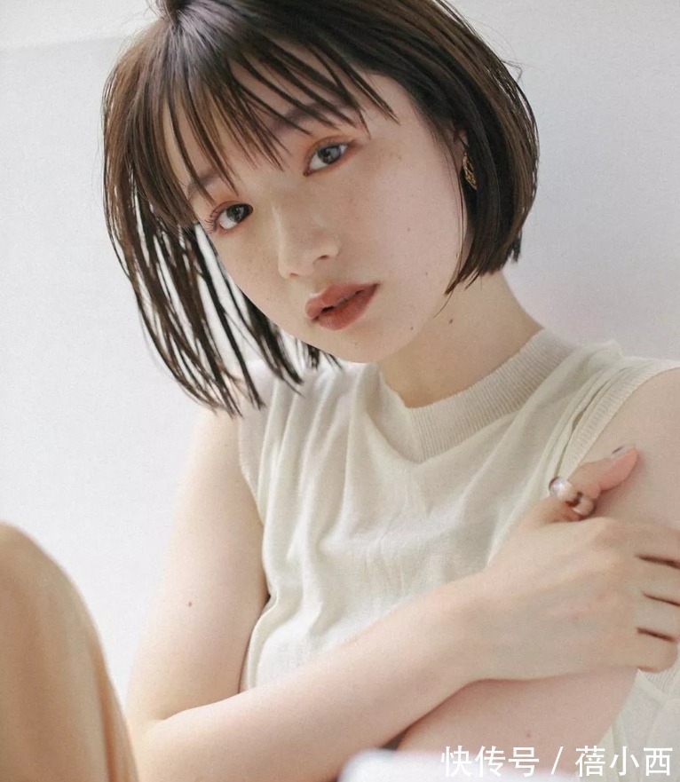 脸型|脸圆、脸大的女人,秋天换发型就换这4种短发,显脸小不止一圈