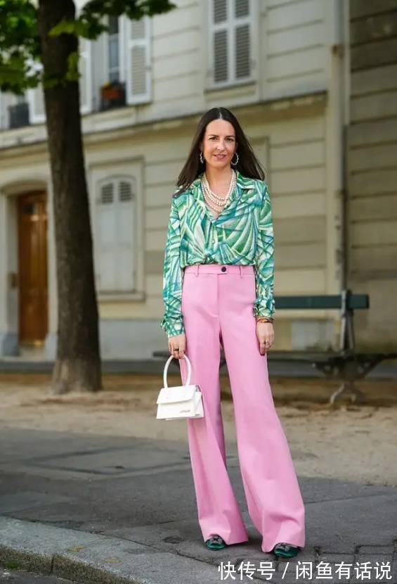 洋气人|向太真是洋气人,穿蕾丝衬衫胸前还挂满珍珠,一路被老公护着真甜