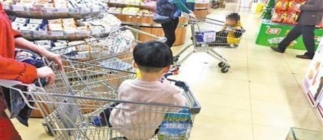 家长|小孩偷吃车厘子,理货员90一斤赔钱吧,宝妈做法理货员安静了!