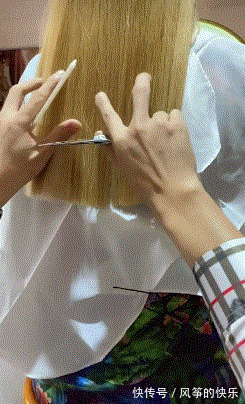 |搞笑GIF段子:看妹子笑成这样了,这礼应该是送对了