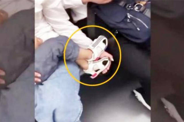 文明|公交上,宝妈抱娃在垃圾桶里尿尿,被大学生批没素质,多些理解吧