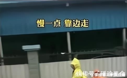 妈妈|大班哥哥冒雨骑车,带小班弟弟上下学,哥哥:妈妈没回来了