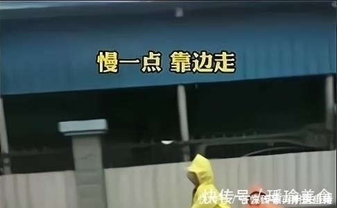 妈妈|大班哥哥冒雨骑车，带小班弟弟上下学，哥哥：妈妈没回来了