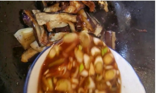 茄子这么做太诱人了,孩子见到,直接连汤汁都不放过,拌米饭吃