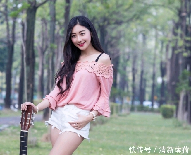 女人味|街拍:粉色上衣的美女,尽显甜美气感,彰显十足女人味,性感迷人