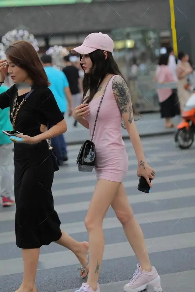 包臀 粉色包臀短裙搭配粉色运动鞋,一身粉的穿搭,更显粉嫩可爱