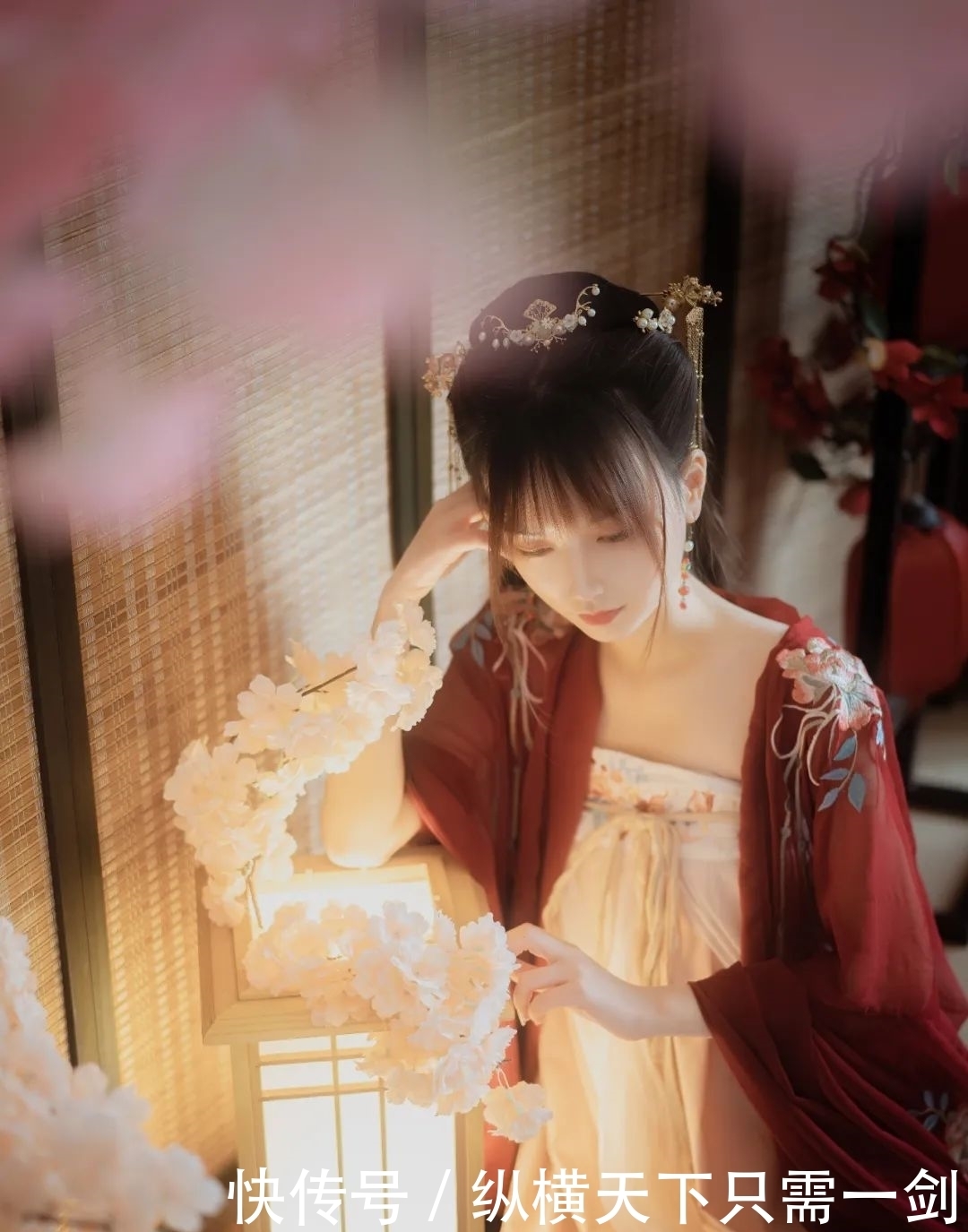 露华浓|图集鉴赏|汉服美少女:“云想衣裳花想容,春风拂槛露华浓。”