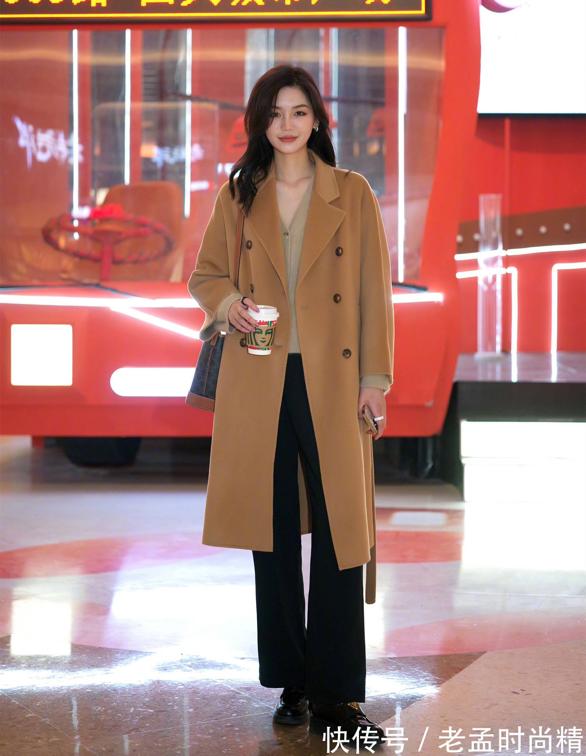 牛仔蓝 穿“喇叭裤”,怎么搭配上衣、鞋子?