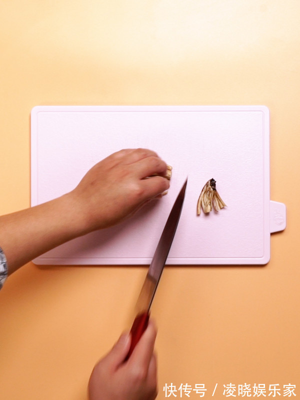 怎样炖鸡不柴不腥先焯水还是直接炖大厨教你一招，太香了