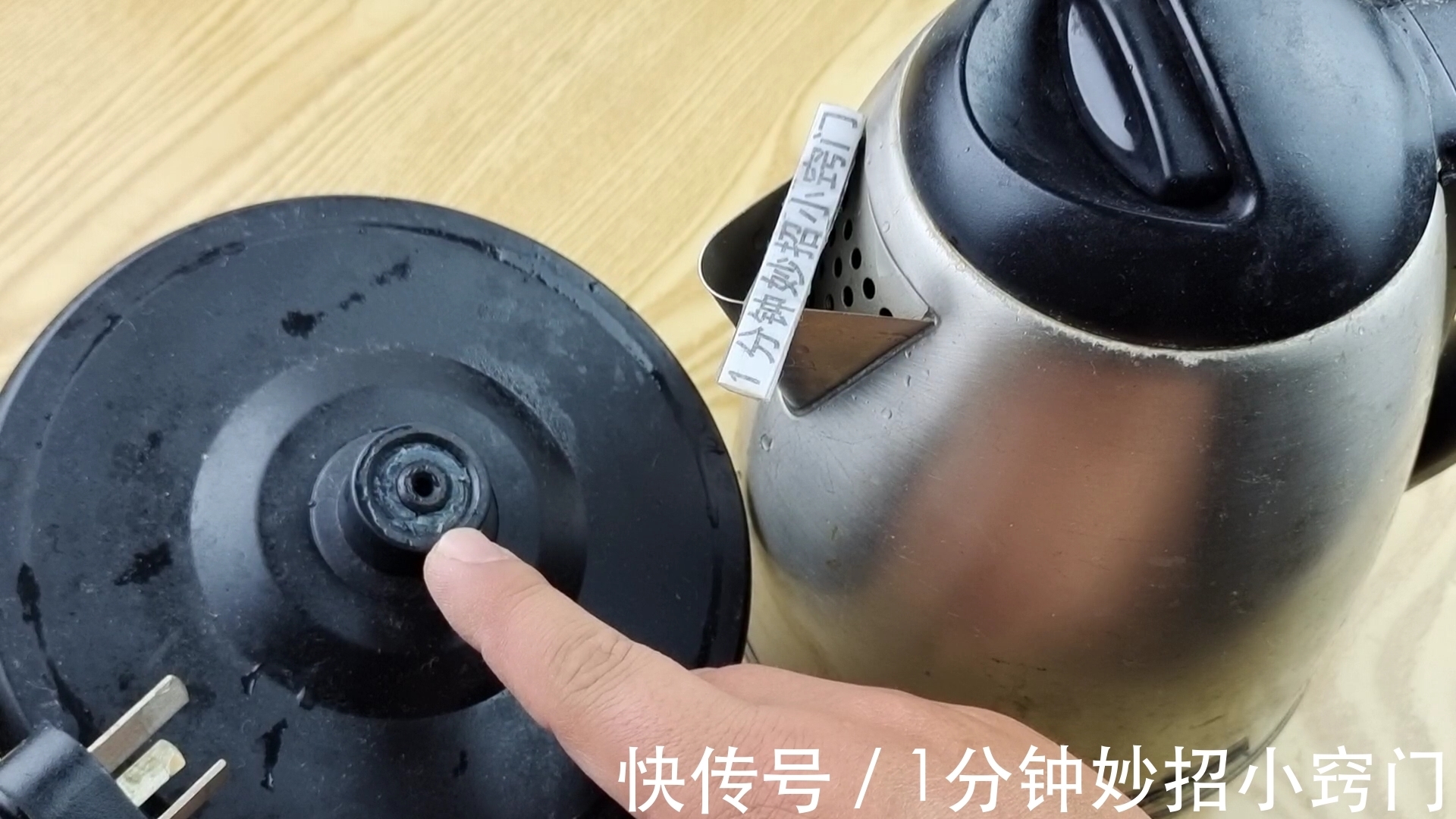 在水壶里撒一点,水垢轻松往下掉,简单快速,太实用了