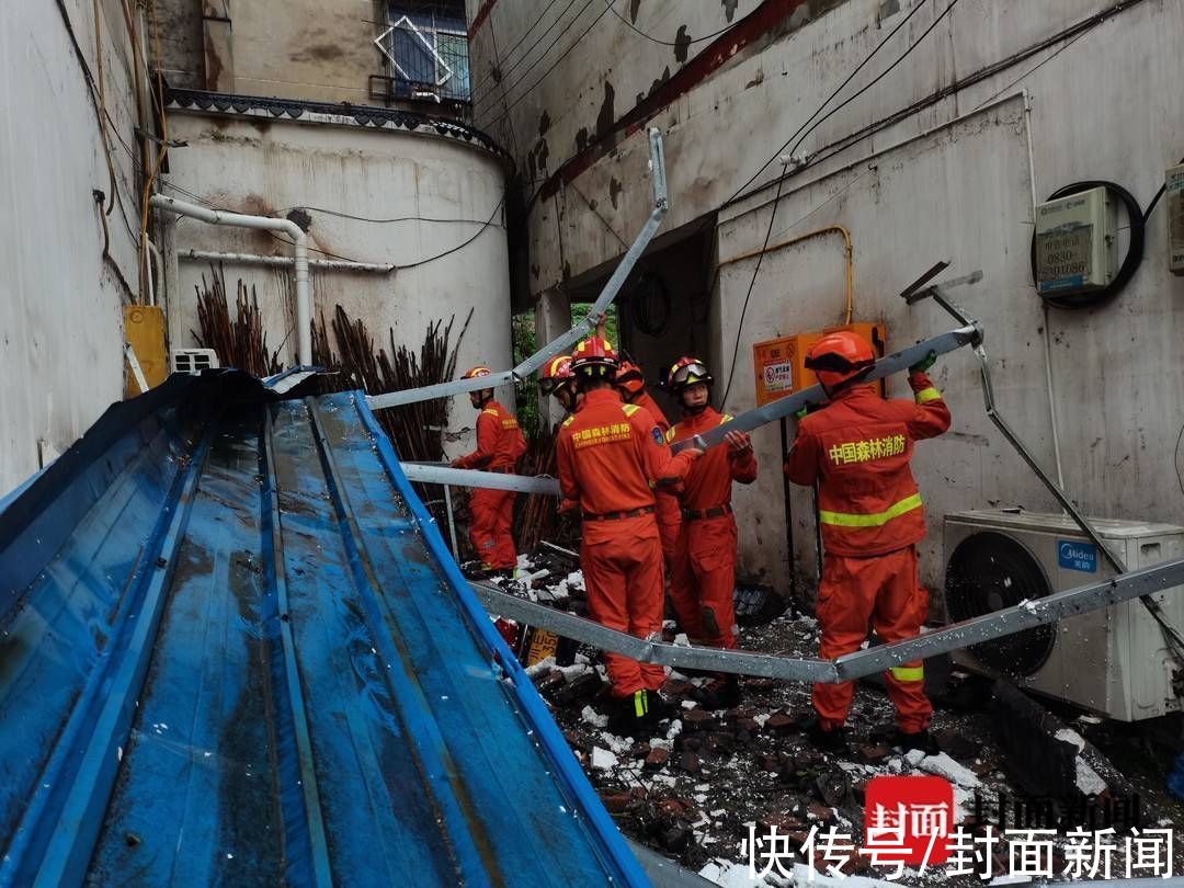 消防员|100名森林消防员抵达泸县福集镇：正抢运贵重物资 清理危险墙体