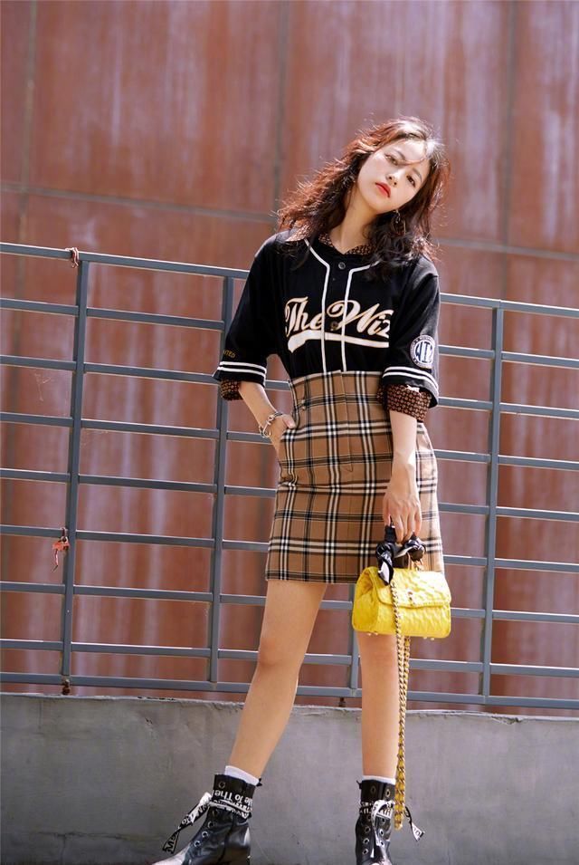 别小看一条丝巾,夏日想搭出活力全靠它,8种时髦系法简单又出彩