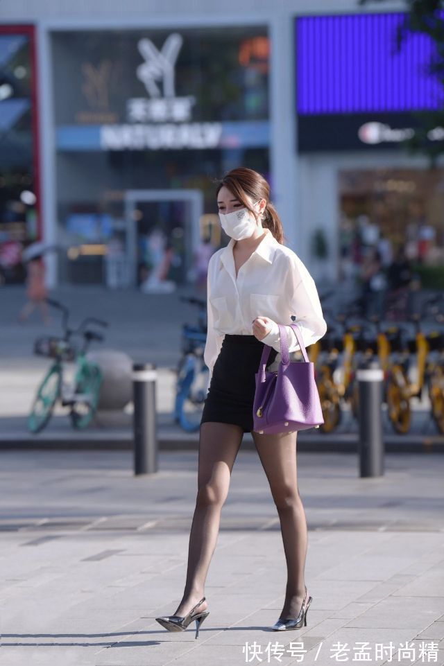 美女 街拍:穿白衬衫+黑短裙搭配打底黑丝袜职业装的性感美女