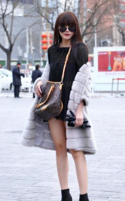 包臀裙|街拍金黄卷发的双胞胎姐妹,同款连衣裙,颜值同时爆表