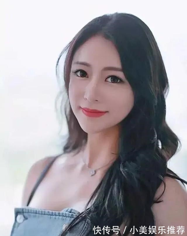 牛仔服 一款破洞牛仔连体裤,竟让她穿出了如此的美感!