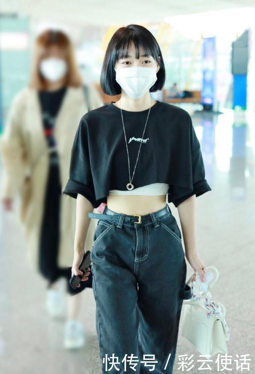 段奥娟瘦了之后穿衣服太好看了吧!白色T恤配条纹衬衫,明艳动人