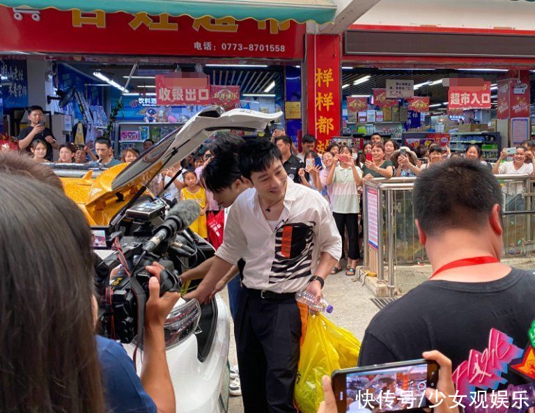 生圖美|網(wǎng)友圍觀中餐廳5嘉賓采購，相機(jī)下的周也又白又瘦，生圖美翻了