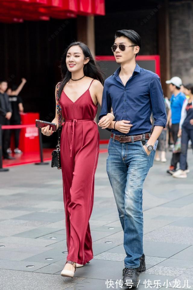 脸蛋 小姐姐身材苗条,脸蛋精致,搭配也很用心