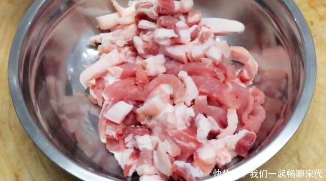 五花肉|炸酥肉用淀粉还是面粉,很多人不懂,诀窍告诉你,外酥里嫩不回软