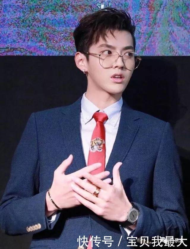 怎么选一副适合自己的眼镜脸型和气质都要考虑