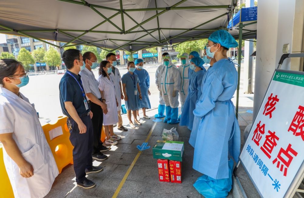 急诊科|大足区人民医院：疫情防控不松懈，高温慰问送清凉