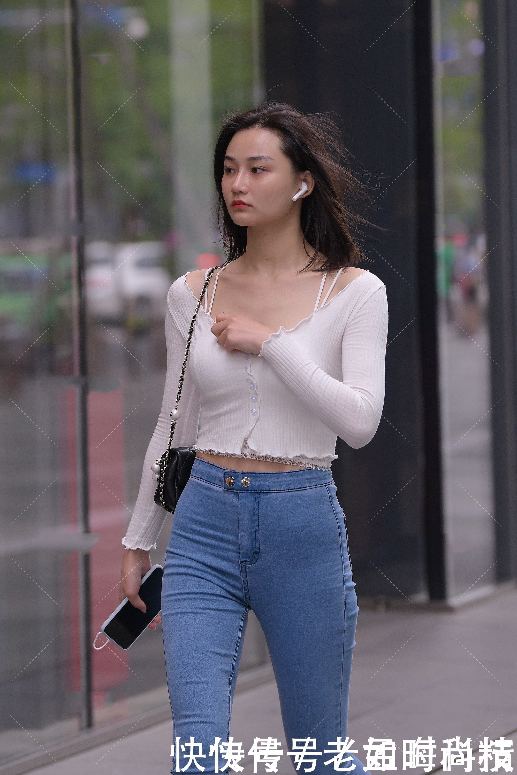 街拍白色上衣、牛仔裤和运动鞋,干净中透着精致的气息