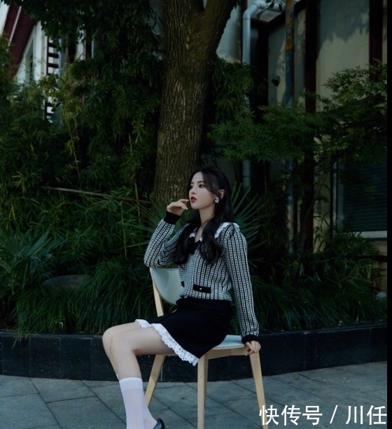 黑白|杨超越真是敢穿，黑白条纹上衣配蕾丝花边裙，倒是意外的可爱俏皮