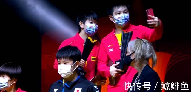 冠军|可爱的冠军合影!孙颖莎、樊振东持奖杯同台,懵懵的样子再度圈粉