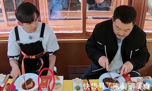 苗苗在游艇上吃饭，桌上的“小红盒”抢镜，暴露郑恺在奔跑吧地位