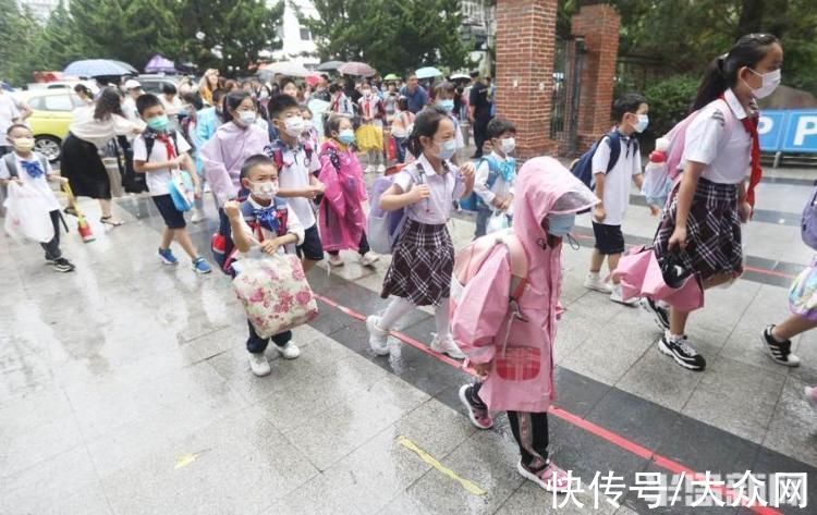 入学|一年级“小萌新”雨中入学