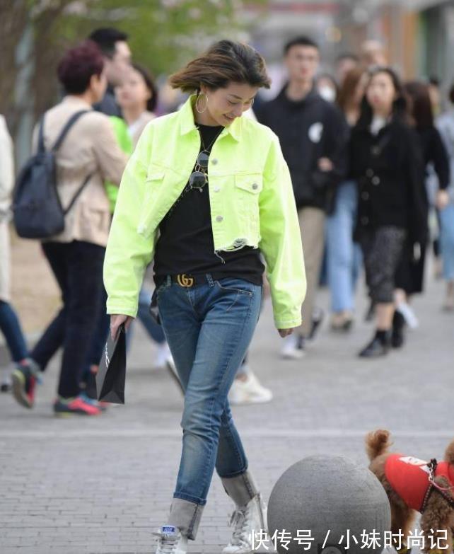 女人味|街拍: 貌若天仙的美女, 一件暗红色的吊带连衣裙, 性感女人味十足