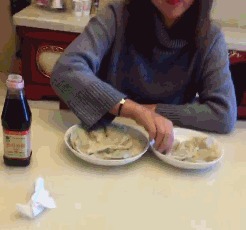 |搞笑GIF：美女有你这样吃饺子的吗，你家醋难道不要钱吗