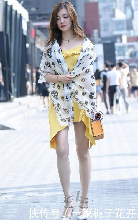 迷人|南方的美女姐姐,露肩连衣裙搭配铆钉高跟鞋,时髦显迷人身材