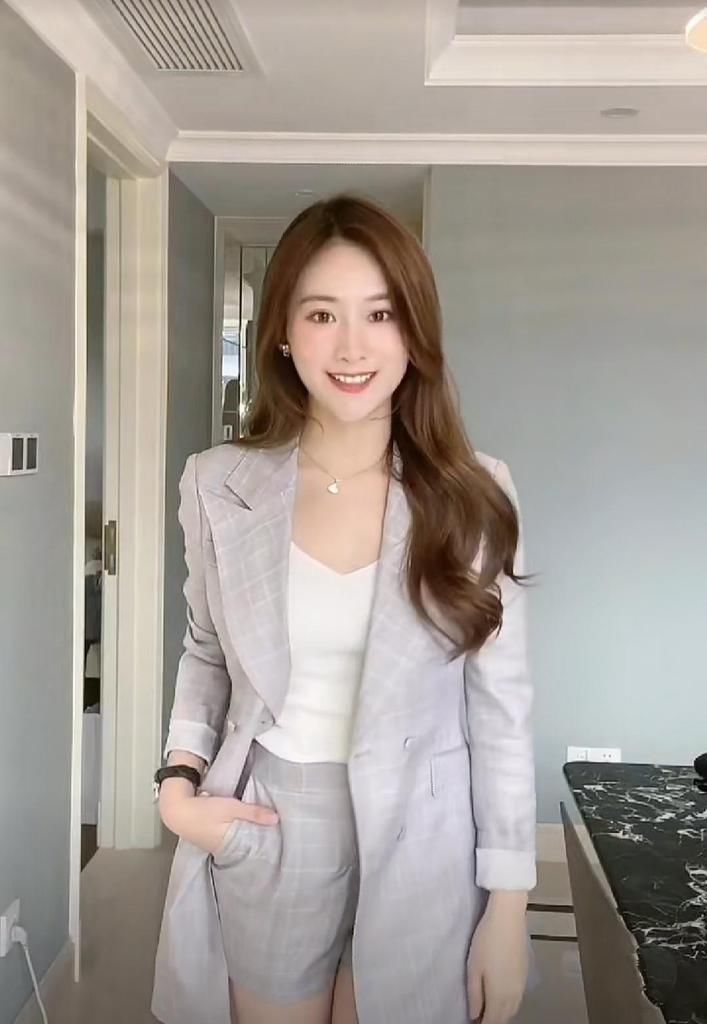 职场女性穿搭模板，干练休闲风当属典范，轻松成为职场焦点！