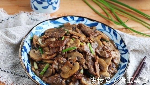 小葱|牛肉炒哪种蘑菇好？试试双孢菇，尤其适合冬天给小孩吃