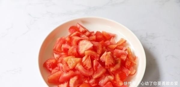 春末遇到此菜别手软,堪称植物“美白丸”,常吃晒黑的皮肤也白了