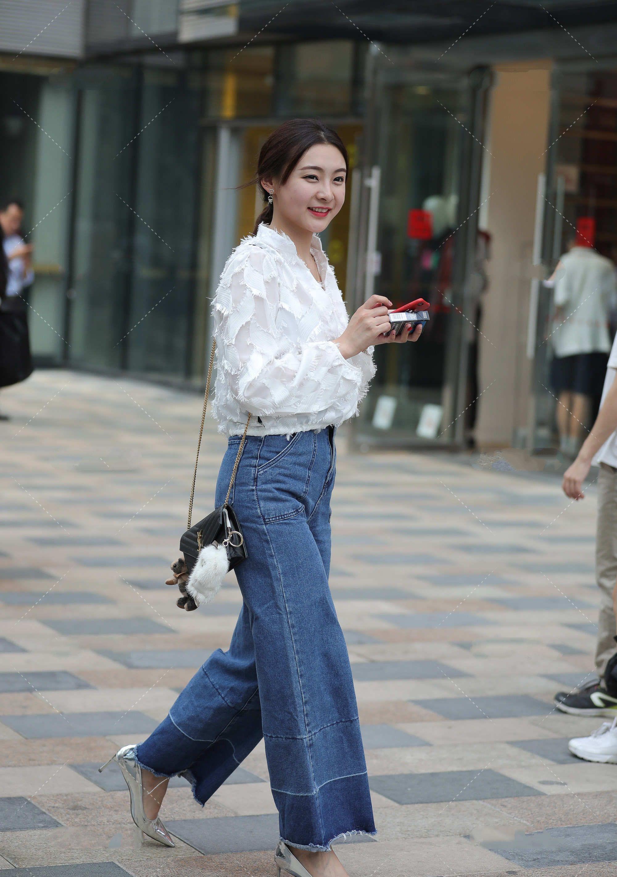 背心裙|时尚:蓝色牛仔裤很经典,阔腿裤好看又百搭,搭配白色上衣很合适