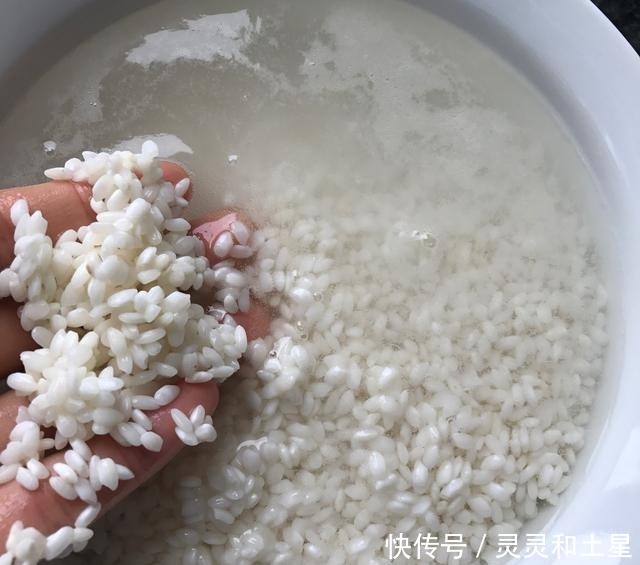 红糖糯米饭,做出来红亮诱人,解馋又不会胖,尤其适合女人吃