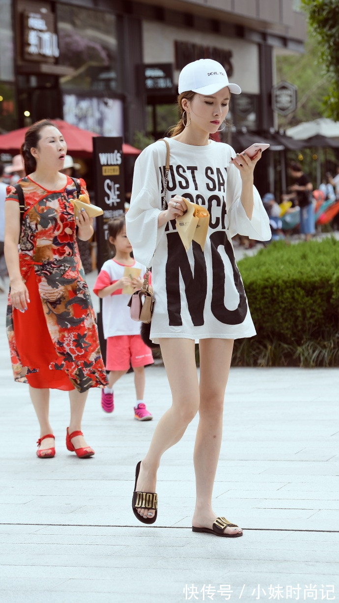 衬衣|成都街拍,吊带连衣裙与衬衣的混搭,魅力与时尚并存!