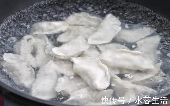 窍门|白菜猪肉馅饺子怎么做才好吃?牢记3个窍门,饺子不柴不腥鲜味足