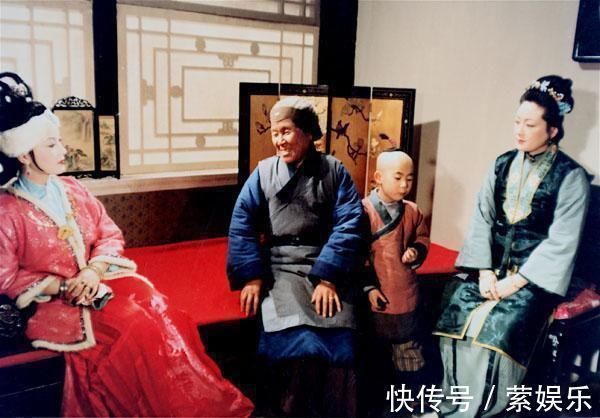 贾母$王熙凤和刘姥姥的高情商,二人皆未夸黛玉美貌,却都让贾母很得意